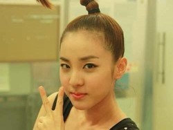 #7YearsWith2NE1! Sandara Park Tampil dengan Rambut Pohon Palem Lagi