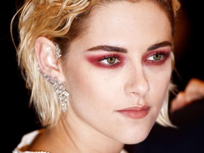 Dandanan Vampir Kristen Stewart di Cannes ini Yay or Nay?