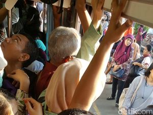 Imbas Commuter Line Gangguan, Penumpang Berjubel dan Menumpuk di Stasiun Imbas Commuter Line Gangguan, Penumpang Berjubel dan Menumpuk di Stasiun