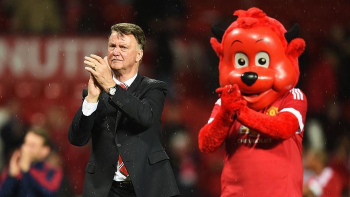 569698691MR00035_Manchester MANCHESTER, ENGLAND - MAY 17: Louis van Gaal manager of Manchester United applauds the crowd alongside mascot Fred the Red after the Barclays Premier League match between Manchester United and AFC Bournemouth at Old Trafford on May 17, 2016 in Manchester, England. (Photo by Michael Regan/Getty Images)