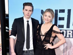 Aww, Chloe Moretz Gandeng Brooklyn Beckham di Red Carpet Aww, Chloe Moretz Gandeng Brooklyn Beckham di Red Carpet