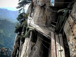 Jalan Mengerikan yang Malah Populer Untuk Selfie di China