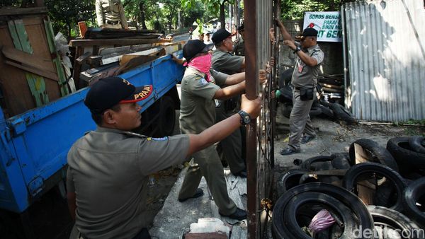 Satpol PP Bongkar Bangunan Liar