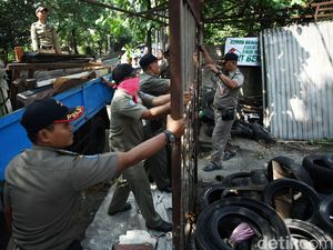 Satpol PP Bongkar Bangunan Liar