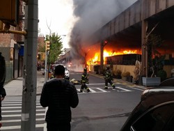 Ada Kebakaran, Jalur Kereta Metro New York Terganggu dan Ribuan Orang Telantar