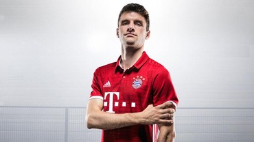Merah Berkerah a la Kostum Baru Bayern Munich