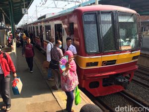 Penumpang Menumpuk di Stasiun Manggarai, Sebagian Memilih Tetap Tunggu KRL