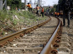PT KAI: Lori Crane yang Tabrak KA Barang Jalan Sendiri, Tak Sampai Anjlok