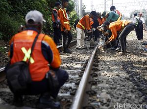 Perbaikan Rel KA yang Anjlok