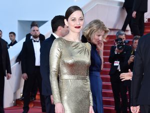 Cerita di Balik Gaun Emas Dior yang Dikenakan Marion Cotillard di Cannes