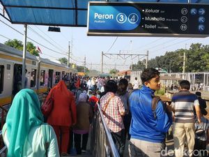 Penampakan Kepadatan Penumpang di Stasiun Pasar Minggu, Menanti dengan Sabar!