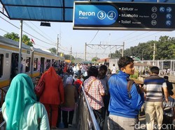 Penampakan Kepadatan Penumpang di Stasiun Pasar Minggu, Menanti dengan Sabar!