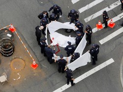 Pria Berpisau Ditembak Mati Polisi di Manhattan New York