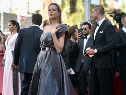 Ups, Petra Nemcova Jatuh Terduduk Saat Berjalan di Karpet Merah Cannes