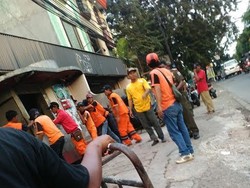 Kerja Pasukan Oranye: Ikut Sapu Bersih Tertibkan PKL di Trotoar