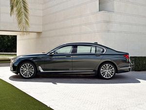Ini Dia BMW Seri 7 Terdahsyat Berbekal Empat Turbo