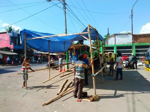 Usai Blokade Jalan, Pedagang Bangun Tenda di Halaman Bangunan Baru Pasar Limbangan