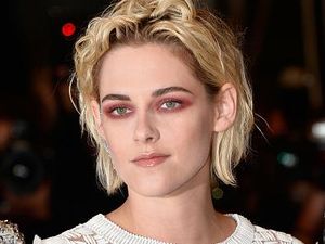 Kristen Stewart Tampil Dramatis dengan Eyeshadow Merah di Red Carpet Cannes