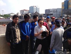 Banyak Warga Bangun Rumah di Pinggiran Kali, Ahok: Mana Suara Aktivis?