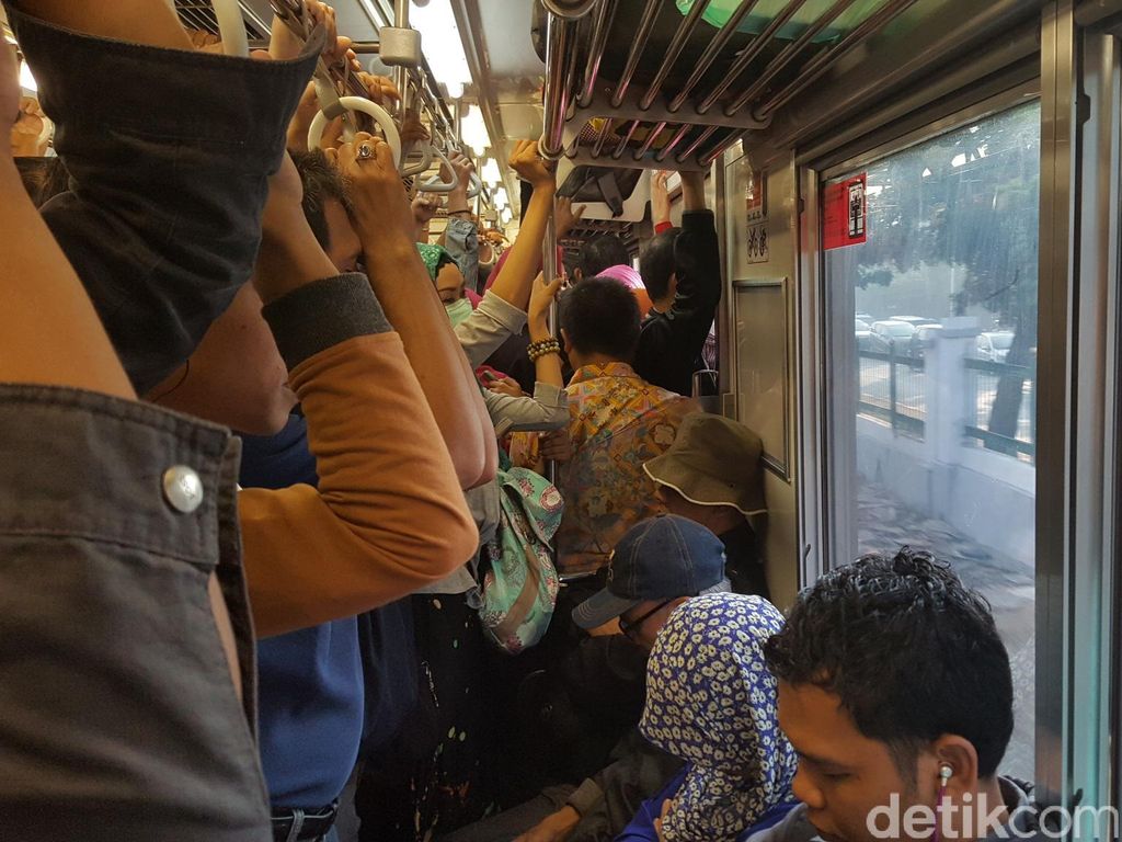 Gangguan Sinyal Selesai Ditangani, Perjalanan KRL Masih Antre Gangguan Sinyal Selesai Ditangani, Perjalanan KRL Masih Antre
