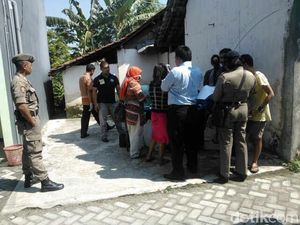 Sepasang Wanita Sedang Bermesraan Kepergok Saat Razia Narkoba