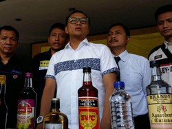 Jelang Ramadhan, Polisi Sita Ribuan Miras dan Puluhan Ribu Petasan