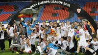 Para pemain Sevilla merayakan keberhasilan mereka menjadi juara. Reuters/Marcelo del Pozo.