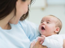 Terlalu Sering Digendong Bisa Bikin Bayi Bau Tangan, Mitos Atau Fakta?