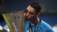 Penjaga gawang Sevilla David Soria mencium trophy Liga Europa. Reuters/Dylan Martinez.
