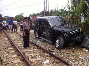 Sopir Setel Musik dengan Volume Keras, Mobil ini Dihantam KA di Sumut