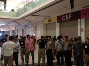 Jenguk Korban Ledakan Gandaria City, Keluarga: Warjito Bilang Panas