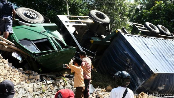 Truk Terbalik di Lombok Timur