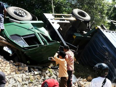 Truk Terbalik di Lombok Timur