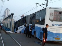 Kecelakaan antara TransJ, Avanza, dan KA Terjadi di Mangga Dua