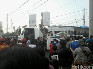 Dishub Masih Berupaya Derek Bus TransJ yang Ditabrak KA di Mangga Dua