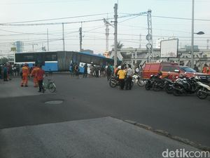 Kecelakaan KA Vs TransJ-Avanza Diduga Akibat Palang Perlintasan Telat Ditutup