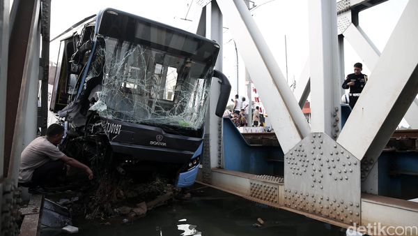 KA Senja Utama Tabrak TransJ-Avanza