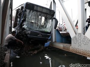 KA Senja Utama Tabrak TransJ-Avanza