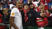 Pendukung Sevilla selfie dengan Steven NZonzi. Reuters/Dylan Martinez.