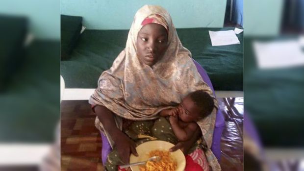 Siswa Chibok eks-sandera Boko Haram bersama bayinya.