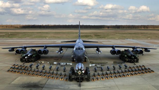 Pesawat B-52 bisa membawa 32 ribu kilogram muatan senjata.