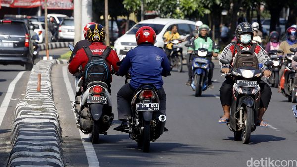 Pemotor Nekat Lawan Arus