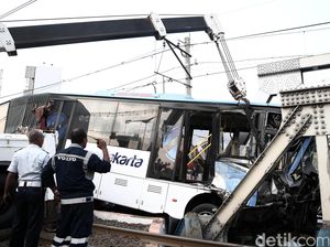 KA Senja Utama Solo Vs TransJ, 2 Penjaga Pintu Perlintasan Jadi Tersangka