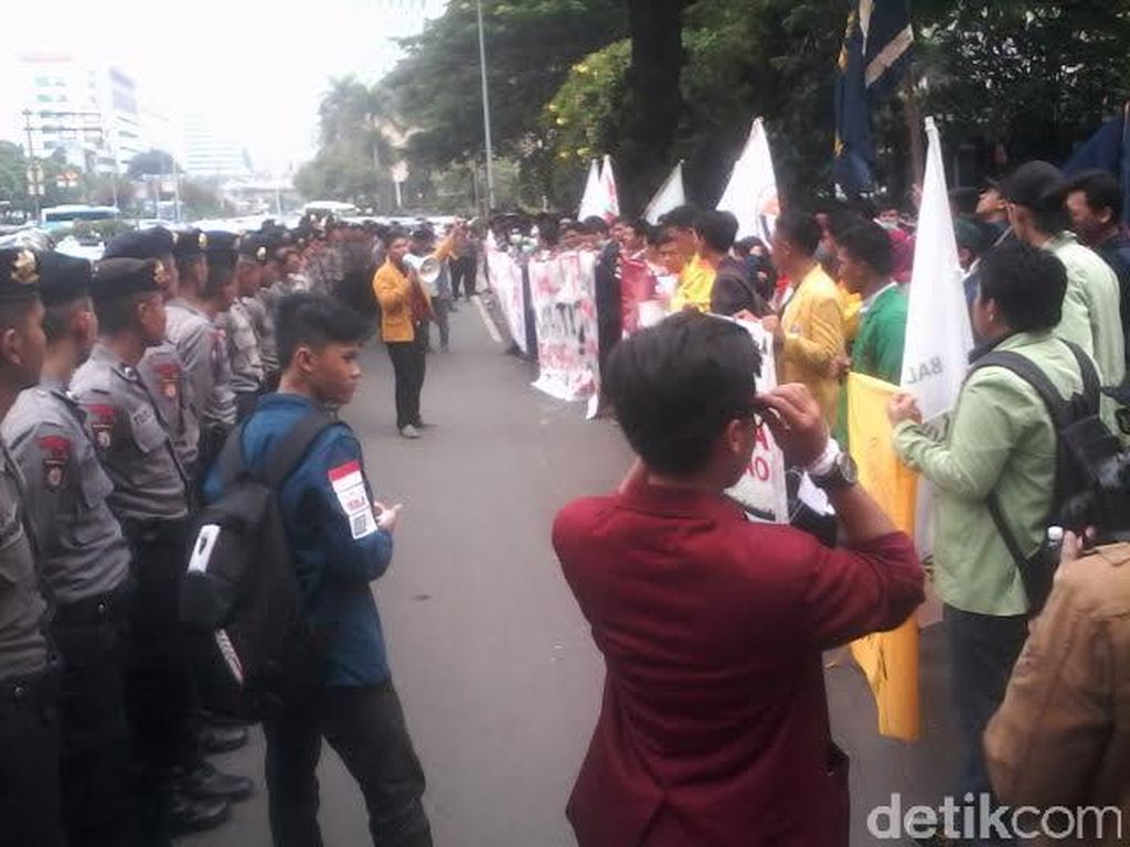 Massa BEM Seluruh Indonesia Demo di Depan Istana, Tanyakan Nawacita Jokowi