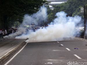Gas Air Mata Meledak di Sekitar MK Saat Diletakkan di Aspal Gas Air Mata Meledak di Sekitar MK Saat Diletakkan di Aspal
