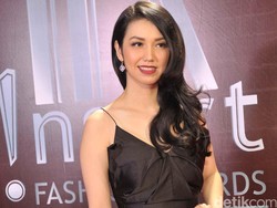 Suka Diving, Begini Cara Velove Vexia Cegah Rambut Rusak