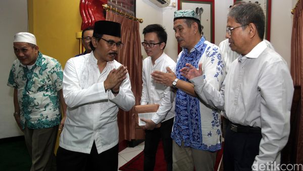 Adhyaksa Dault Salat Jumat di Masjid Lautze