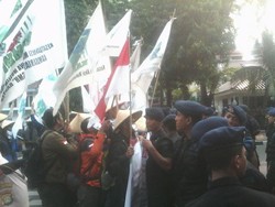 Massa KAMMI Gabung dengan BEM se-Indonesia, Lalin Sekitar Istana Macet