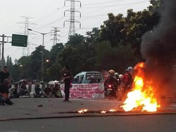 Demo Bakar Ban di Depan Kampus UKI Dibubarkan Polisi
