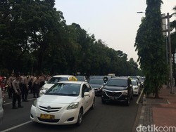 Mahasiswa Duduki 2 Lajur Jalan Merdeka Barat, Lalin arah Harmoni Macet